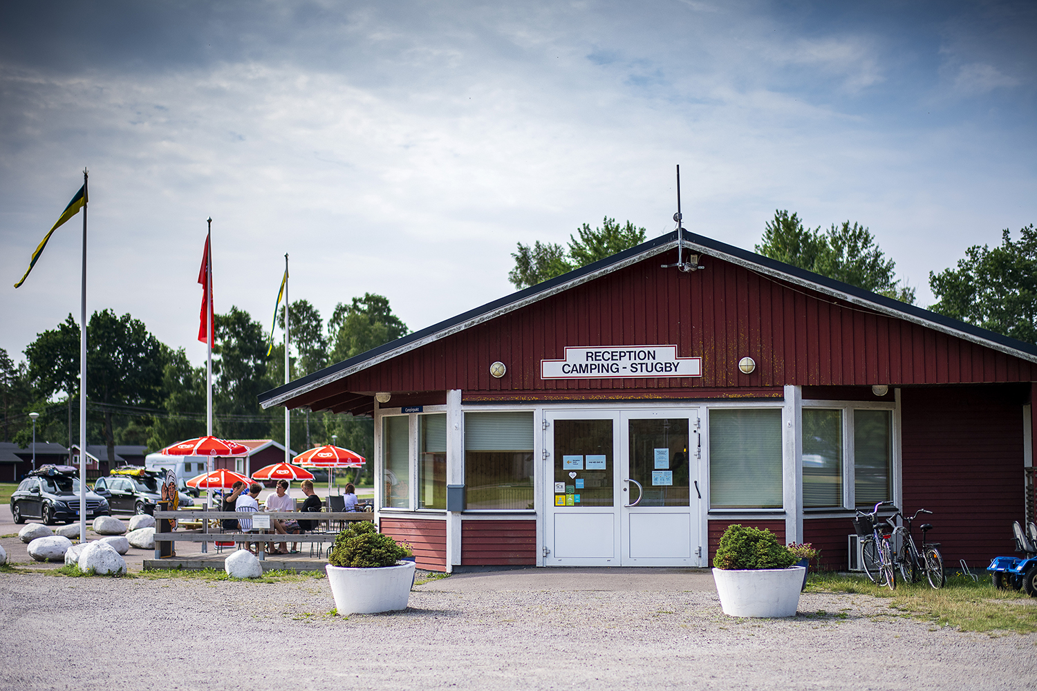 Utanför receptionen på Haga Park Camping och Stugor