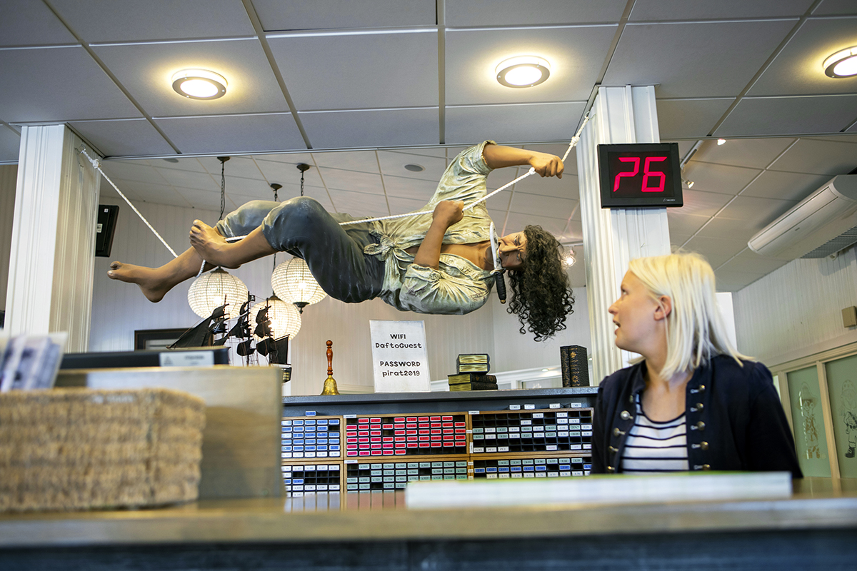 Pirattema i receptionen, med en hängande piratfigur från taket