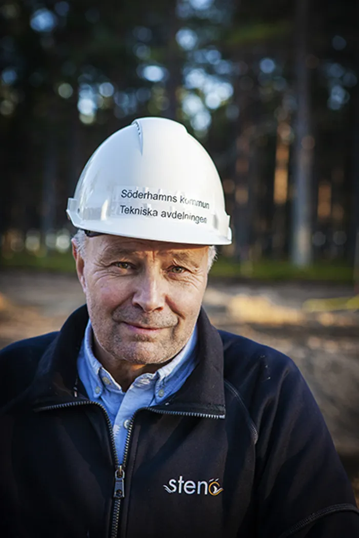 Thomas Gunnarsson med skyddshjälm i utomhusmiljö.